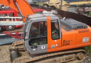 ZX 200 Hitachi Bagger Führerhaus Raupenbagger Kettenbagger Hydraulikbagger excavator Baumaschinen gebraucht Bilder